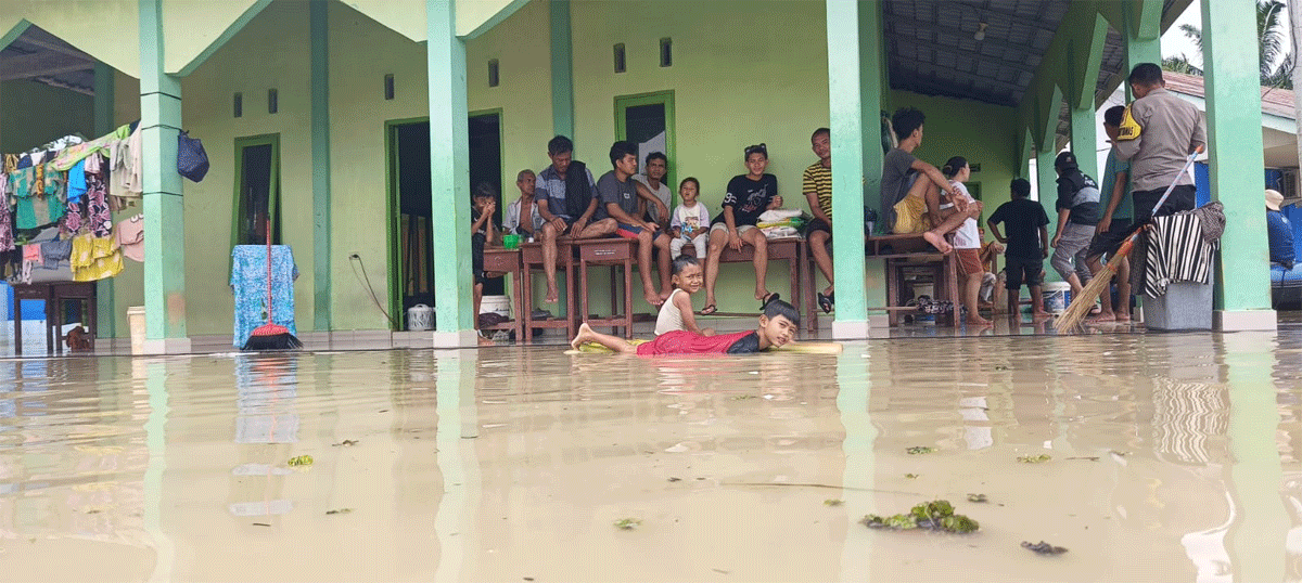 Warga Dusun V Desa Pematang Ganjang terdampak banjir bertahan di musala.