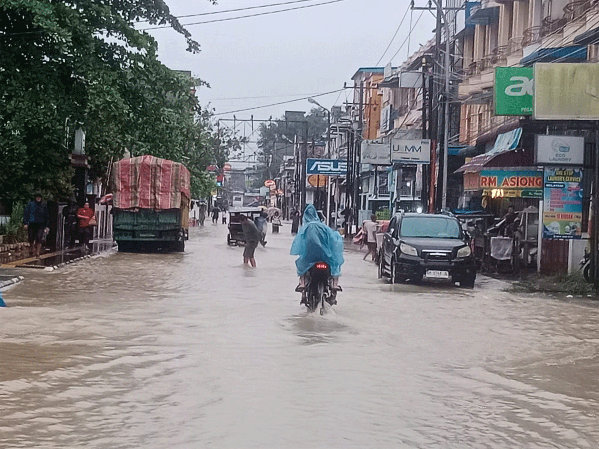 Situasi banjir di kawasan Pasar Kain, Jalan MT Haryono Kota Tebing Tinggi.