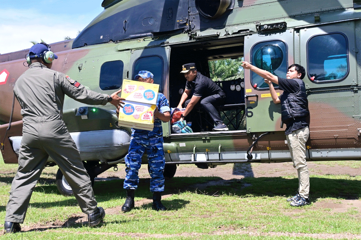 Helikopter distribusikan logistik ke korban bencana di Agam. (Biro Adpim)