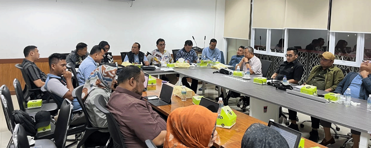 Rapat bahas anggaran di DPRD Padang.