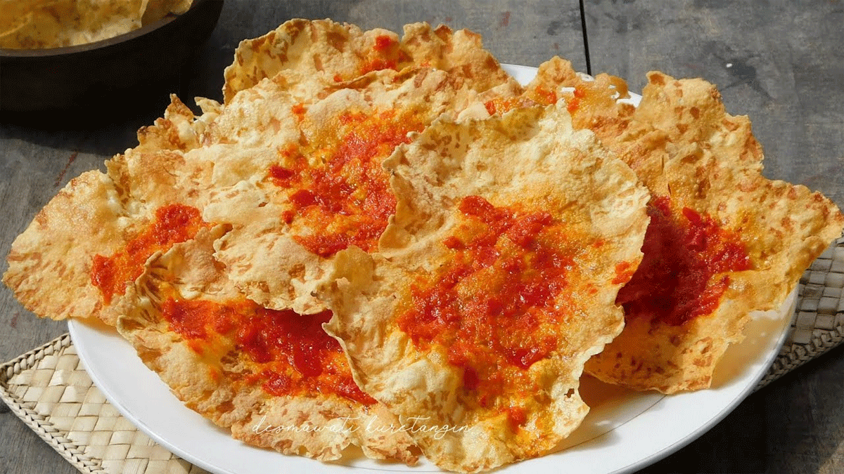Kerupuk jengkol yang sudah digoreng.