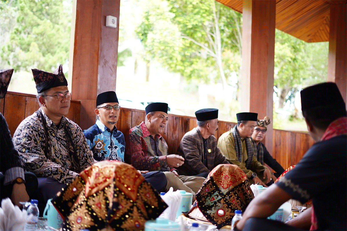 Makan bajamba di Tanah Datar. (Prokopim)