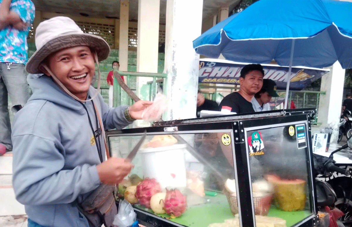 Pedagang tersenyum lebar karena dagangan laris manis.