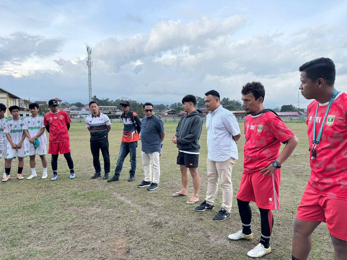 Pemain, pelatih dan manajemen PSPP di latihan perdana. (Kominfo)