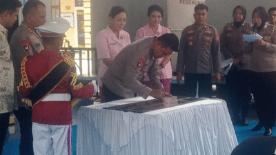 Kapolda Sumut Irjen Whisnu menandatangani prasasti SPPG Polres Sergai
