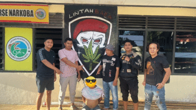 Petugas bersama terduga pelaku.