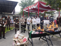 Kejari Serdang Bedagai Musnahkan Barang Bukti 142 Perkara Inkracht