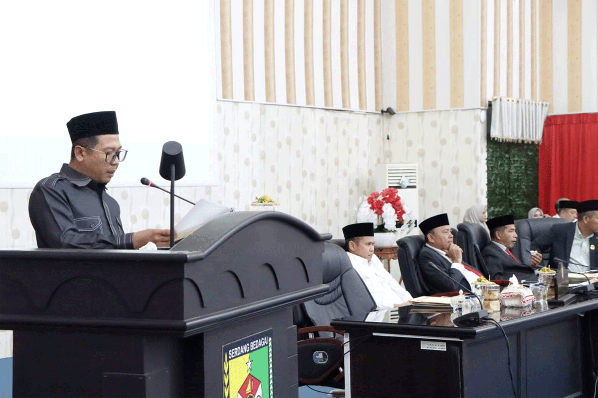 Fraksi PDI Perjuangan DPRD Kabupaten Serdang Bedagai menyampaikan pendapat akhir terhadap Rancangan Peraturan Daerah (Ranperda) tentang Anggaran Pendapatan dan Belanja Daerah (APBD) Kabupaten Serdang Bedagai Anggaran 2026 dalam rapat paripurna DPRD, Rabu (26/11/2025).