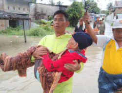 Aksi Heroik Bhabinkamtibmas Polsek Firdaus di Tengah Banjir Sergai