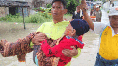 Aksi Heroik Bhabinkamtibmas Polsek Firdaus di Tengah Banjir Sergai