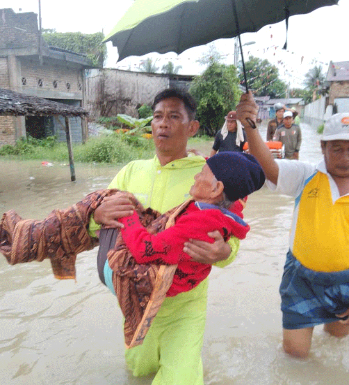 Aksi Heroik Bhabinkamtibmas Polsek Firdaus di Tengah Banjir Sergai