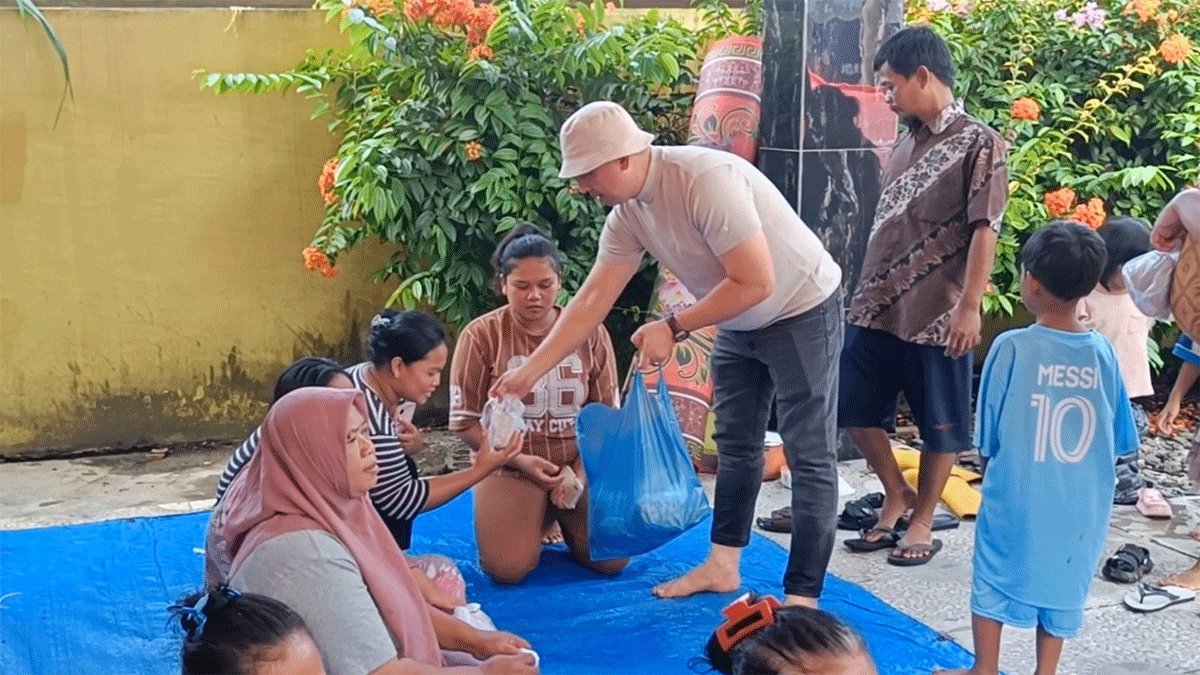 Yunasril dari SPPG Firdaus-2 serahkan bantuan kepada warga yang mengalami musibah banjir