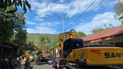 Alat berat yuang dikirim ke lokasi bencana.