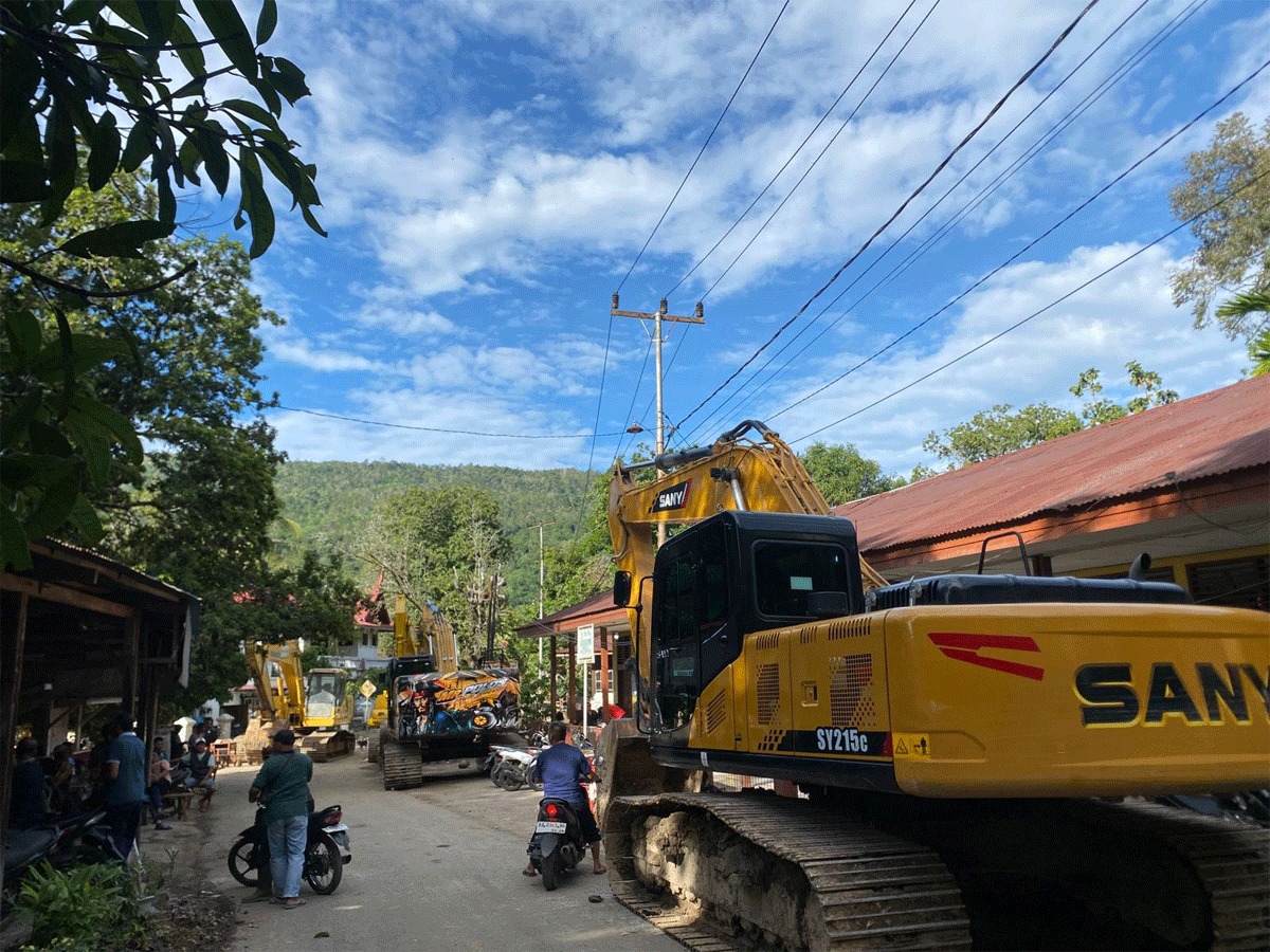 Alat berat yuang dikirim ke lokasi bencana.