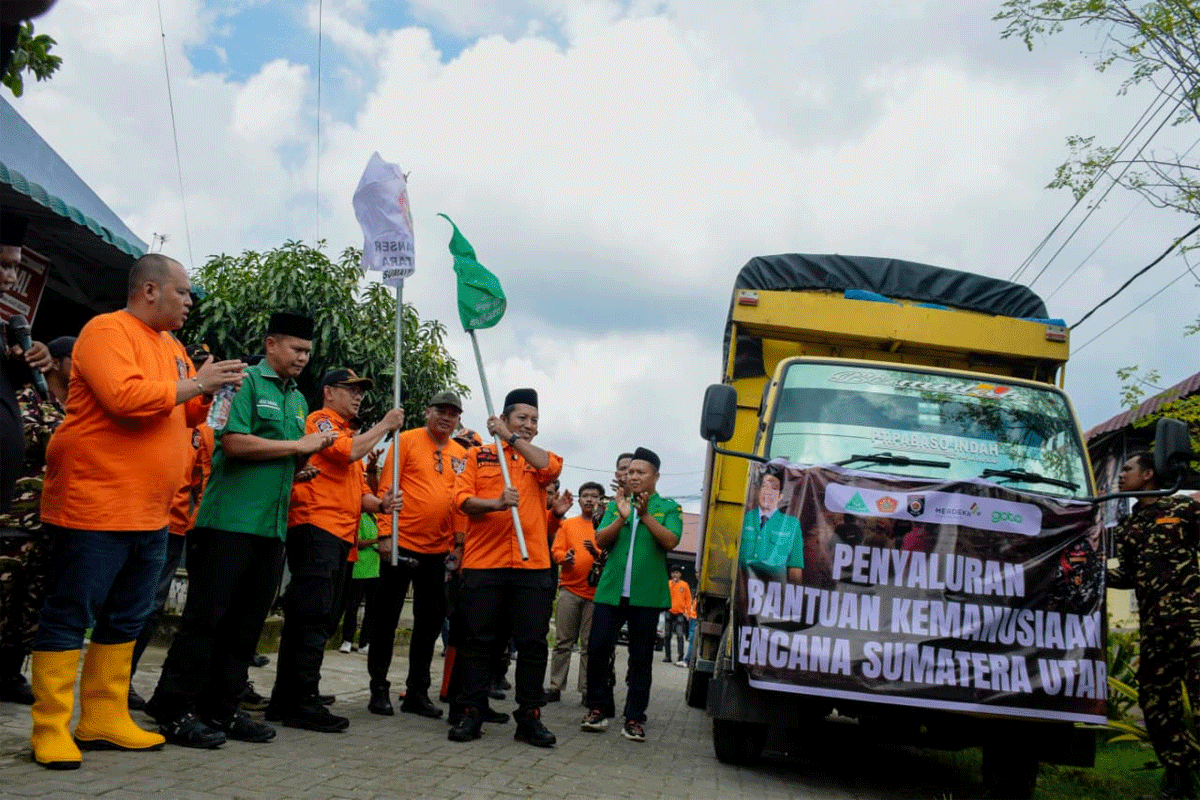Pengiriman bantuan ke daerah yang terkena bencana.
