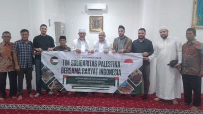 Foto bersama usai penyerahan bantuan. (Biro Adpim)