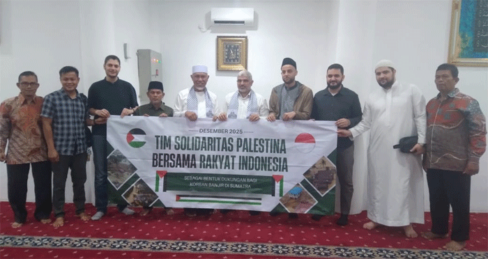 Foto bersama usai penyerahan bantuan. (Biro Adpim)
