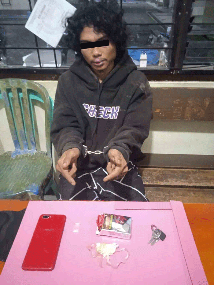 Terduga pelaku dan barang bukti yang diamankan polisi