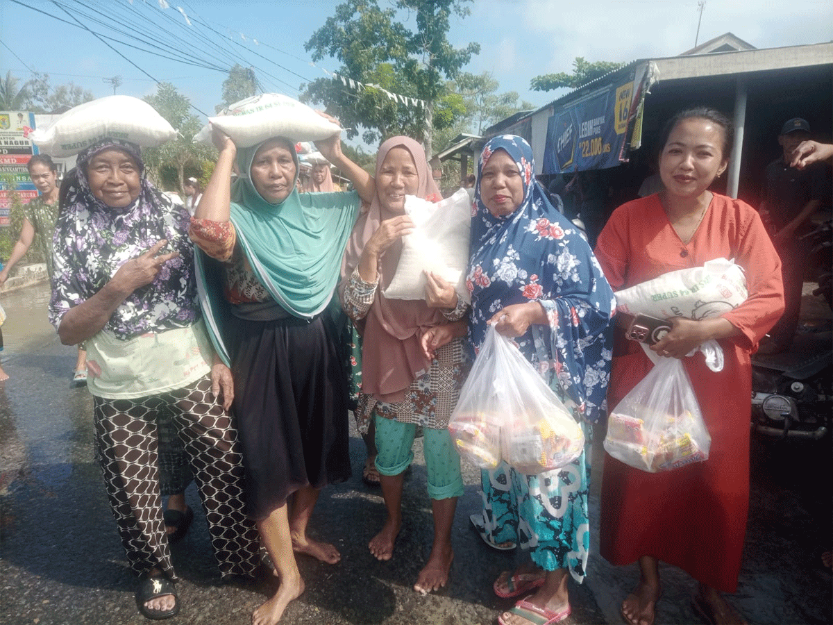 Ratusan warga Desa Nagur terdampak banjir saat menerima sembako