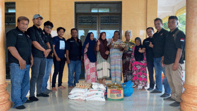 Foto bersama usai penyerahan bantuan.