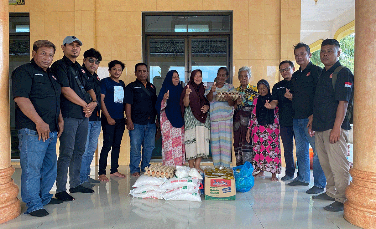 Foto bersama usai penyerahan bantuan.