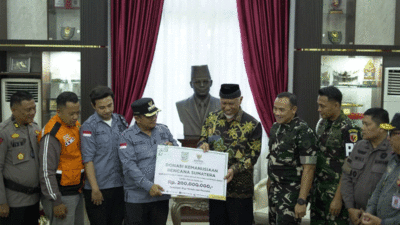 Wali Kota Jambi serahkan bantuan untuk korban bencana di Sumbar. (Biro Adpim)