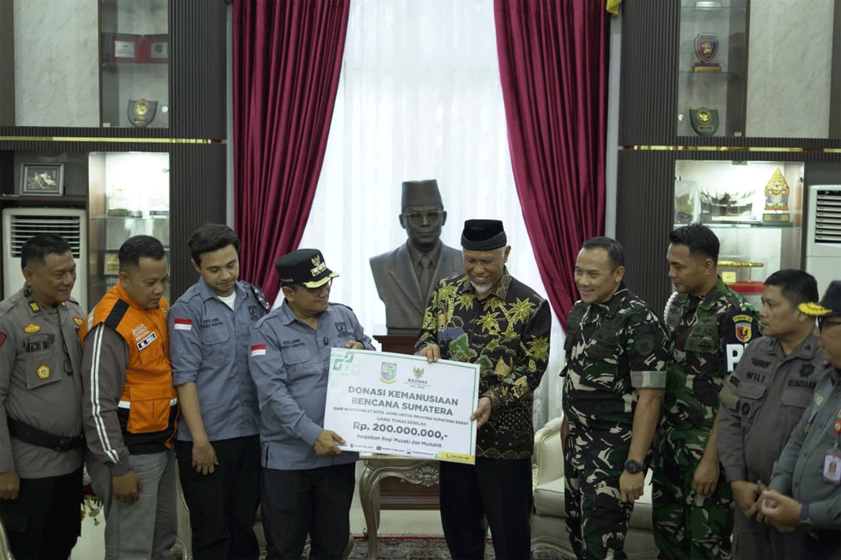 Terima Kasih Masyarakat Jambi, Wali Kota Antar Bantuan Rp200 Juta ke Sumbar 1 Wali Kota Jambi serahkan bantuan untuk korban bencana di Sumbar. (Biro Adpim)
