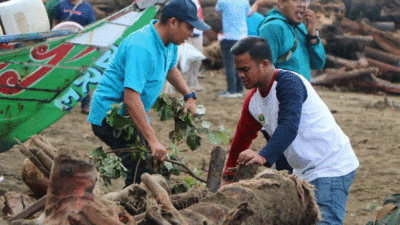Aksi bersih-bersih di pesisir pantai Padang. (Biro Adpim)