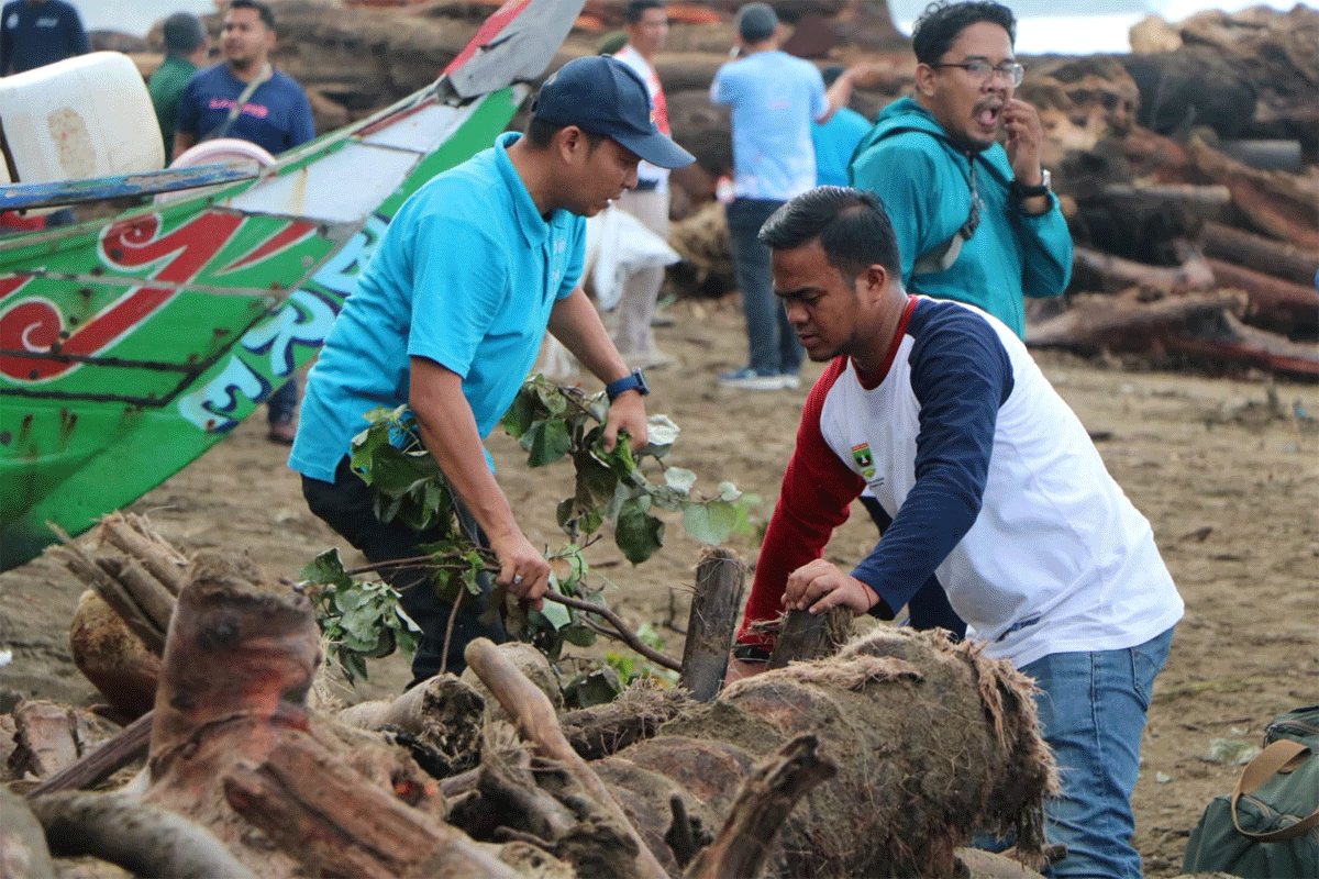 Aksi bersih-bersih di pesisir pantai Padang. (Biro Adpim)