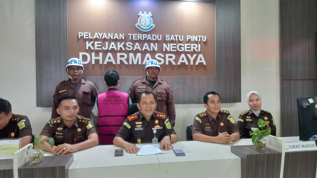 Kajari Dharmasraya dan jajaran berikan keterangan pers.