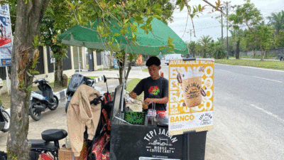 Pedagang kopi keliling di Pekanbaru. (riau.go.id)