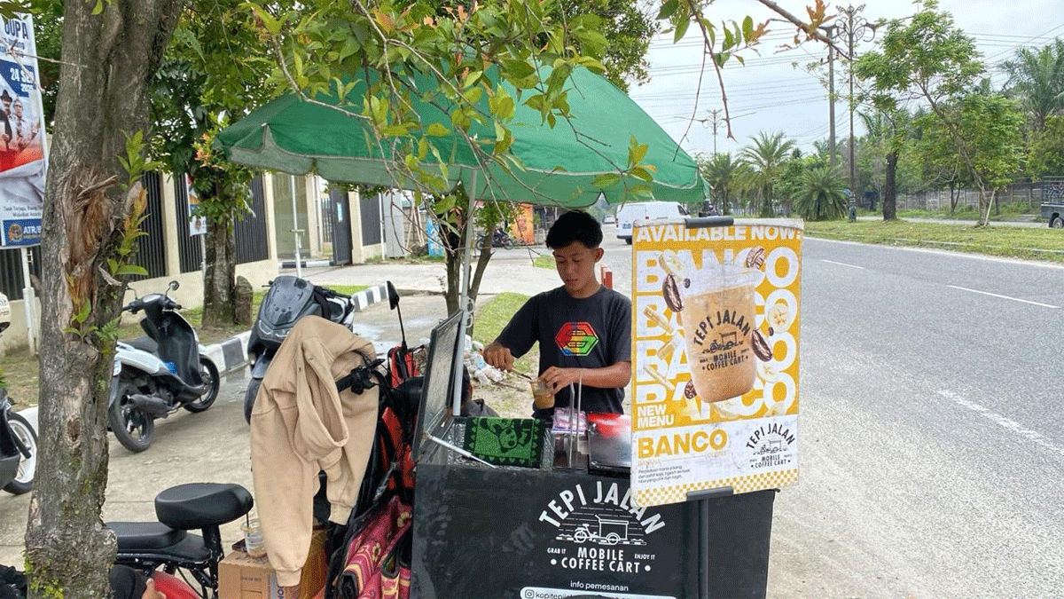 Pedagang kopi keliling di Pekanbaru. (riau.go.id)