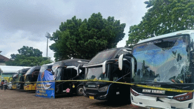 Bareskrim Polri memamerkan tujuh unit bus hasil tindak pidana pencucian uang (TPPU) importasi pakaian bekas jaringan Korsel-Bali di Denpasar, Bali, Senin (15/12/2025).(Kompas.com)