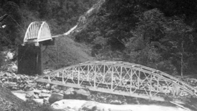 Jembatan runtuh di Lembah Anai akibat banjir pada 1904.