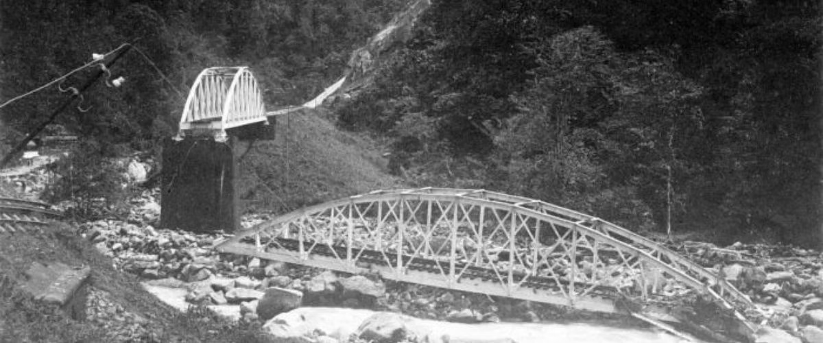 Jembatan runtuh di Lembah Anai akibat banjir pada 1904.