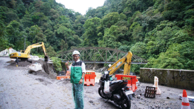 Perbaikan jalan di Lembah Anai. (prokopim)