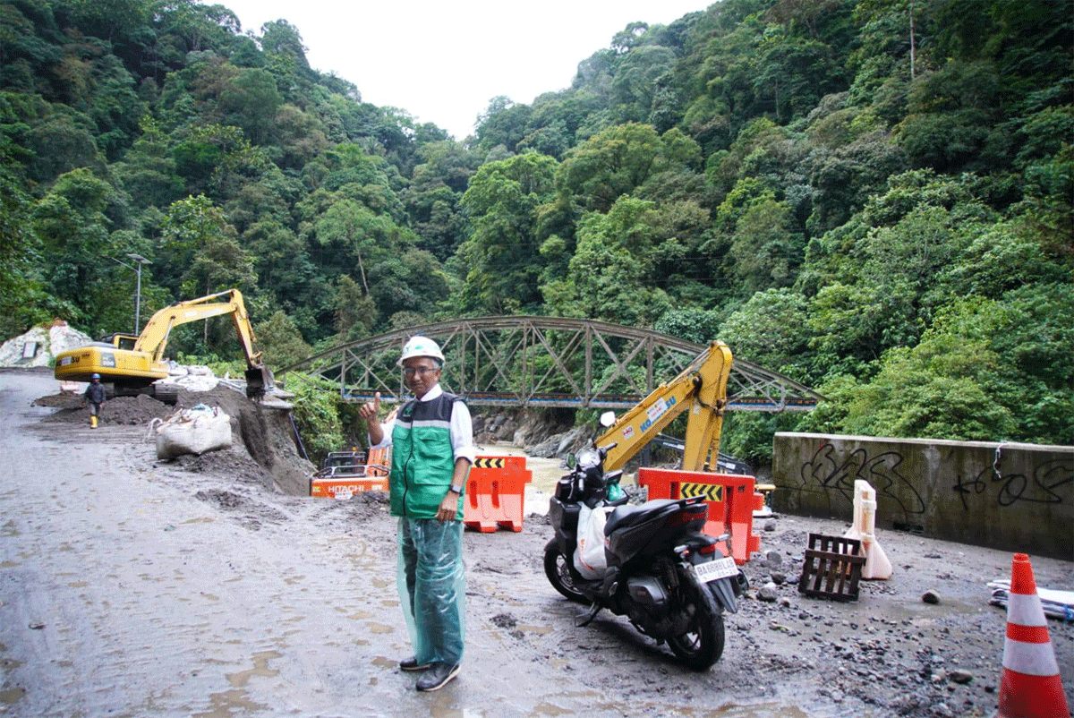 Perbaikan jalan di Lembah Anai. (prokopim)