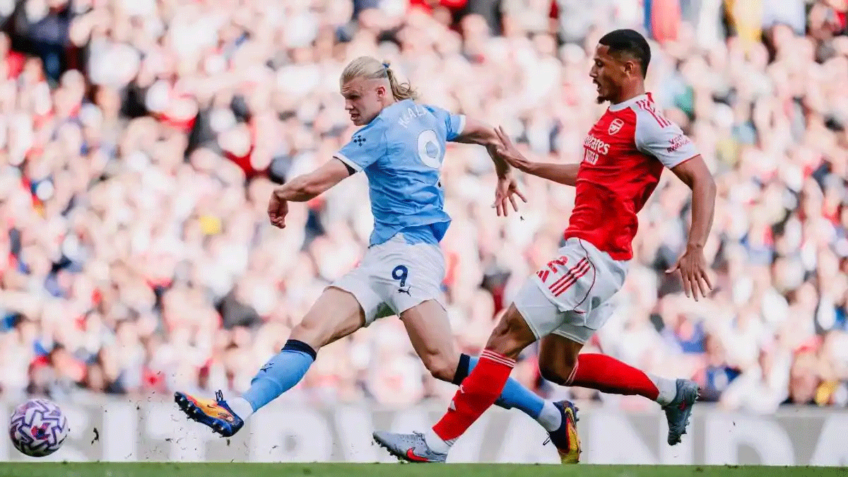 Penyerang Manchester City Erling Haaland menembak bola ke arah gawang Arsenal pada pertandingan pekan kelima Liga Inggris di Emirates Stadium, Minggu (21/9/2025).