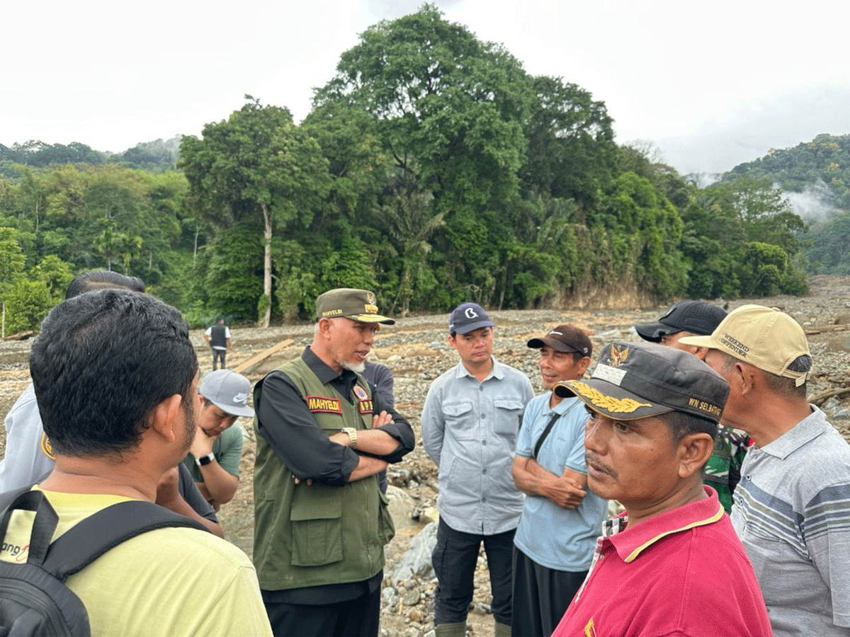 Gubernur Mahyeldi tinjau daerah yang dilanda bencana di Agam. (Biro Adpim)