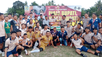 Bupati Darma Wijaya menyerahkan tropi kepada kapten tim PS Sukajadi