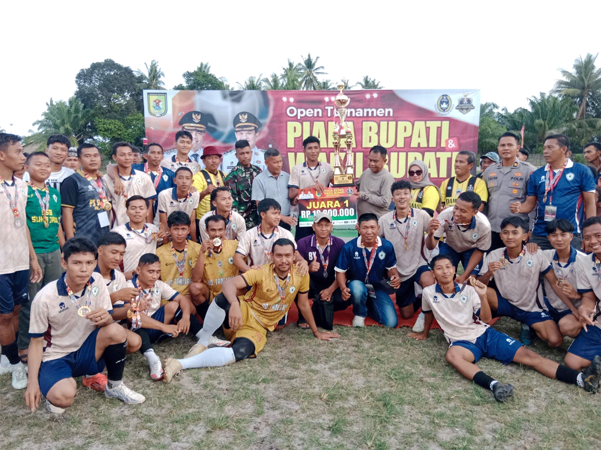 Bupati Darma Wijaya menyerahkan tropi kepada kapten tim PS Sukajadi