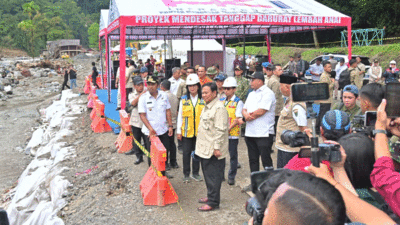 Presiden Prabowo tinjau jalan nasional yang putus di Lembah Anai. (Biro Adpim)