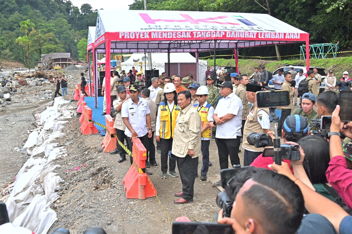 Presiden Prabowo tinjau jalan nasional yang putus di Lembah Anai. (Biro Adpim)
