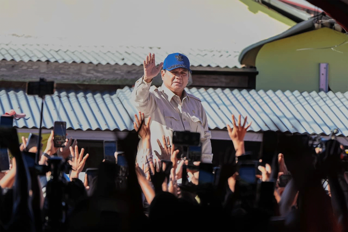 Presiden Prabowo sapa warga korban bencana di Padang Pariaman. (Biro Adpim)