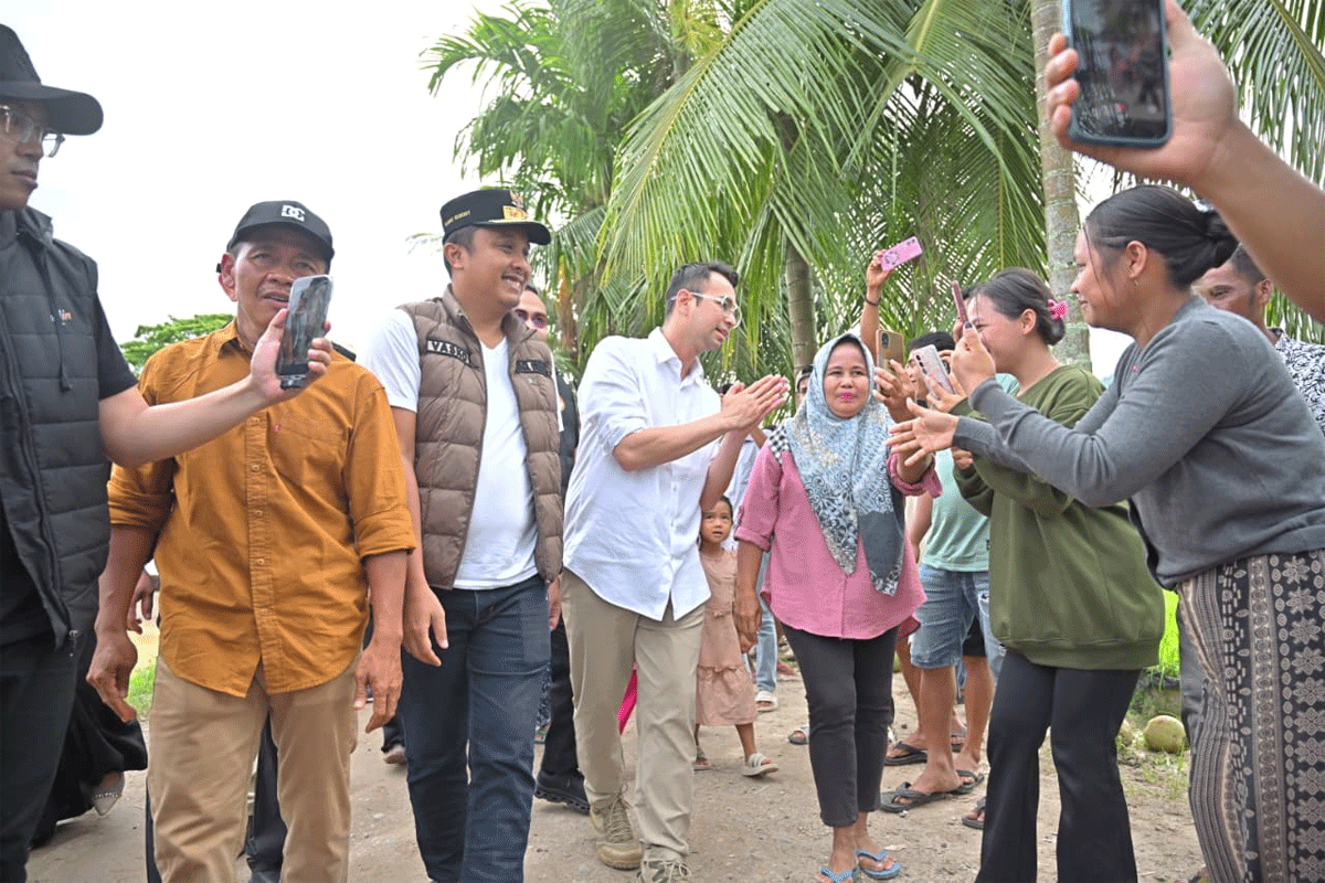 Raffi Ahmad sapa warga terdampak banjir bandang di Sumbar. (Biro Adpim)