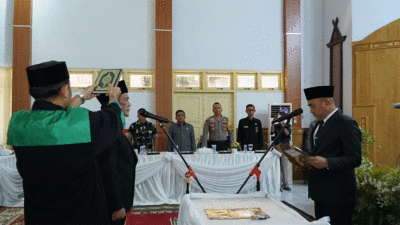 Bupati Dedy Putra lantik Donny Iskandar sebagai Sekretaris Daerah (Sekda) Bungo di ruang Pola Kantor Bupati, Rabu (31/12/2025). (bungokab.go.id)