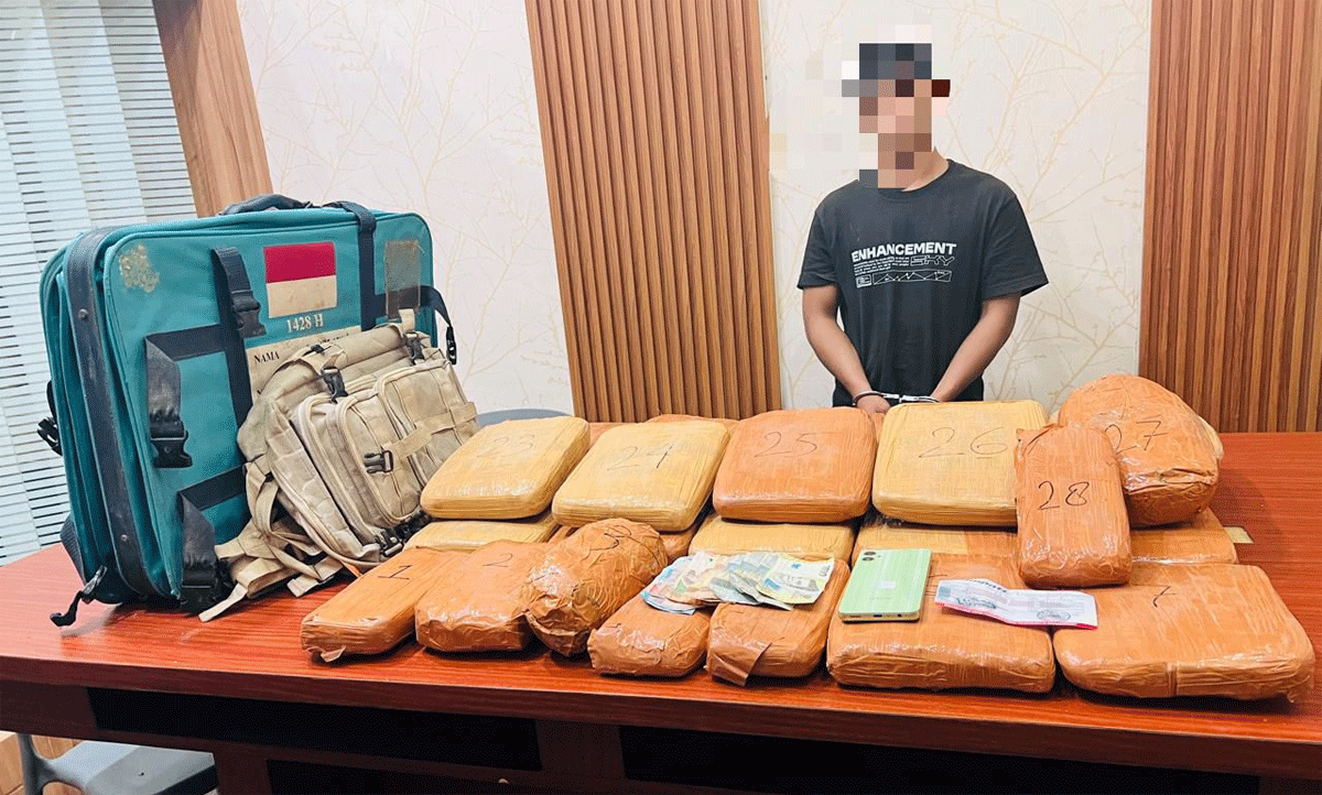 Tersangka dan barang bukti yang diamankan polisi.