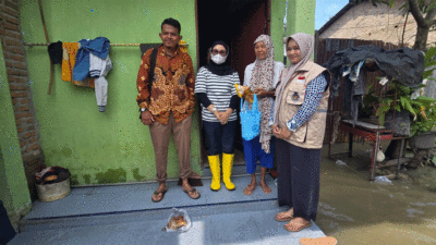 Camat Tanjung Beringin Nurchinta Devi Tambunan menyalurkan 300 paket sembako bantuan dari Deputi Sistem dan Tata Kelola Badan Gizi Nasional (BGN) Tigor Pangaribuan kepada warga terdampak banjir Tanjung Beringin, Sabtu (6/12/2025).