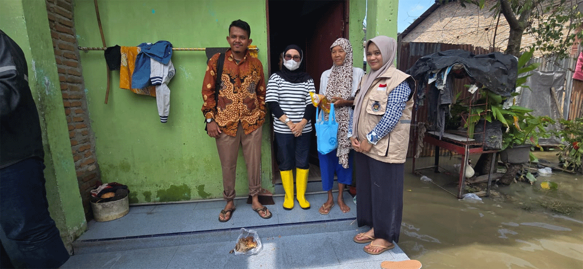 Camat Tanjung Beringin Nurchinta Devi Tambunan menyalurkan 300 paket sembako bantuan dari Deputi Sistem dan Tata Kelola Badan Gizi Nasional (BGN) Tigor Pangaribuan kepada warga terdampak banjir Tanjung Beringin, Sabtu (6/12/2025).