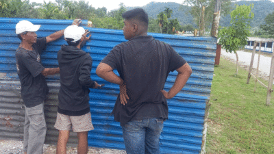 Warga blokir jalan menuju Stadion Marahaddin di Kota Solok.